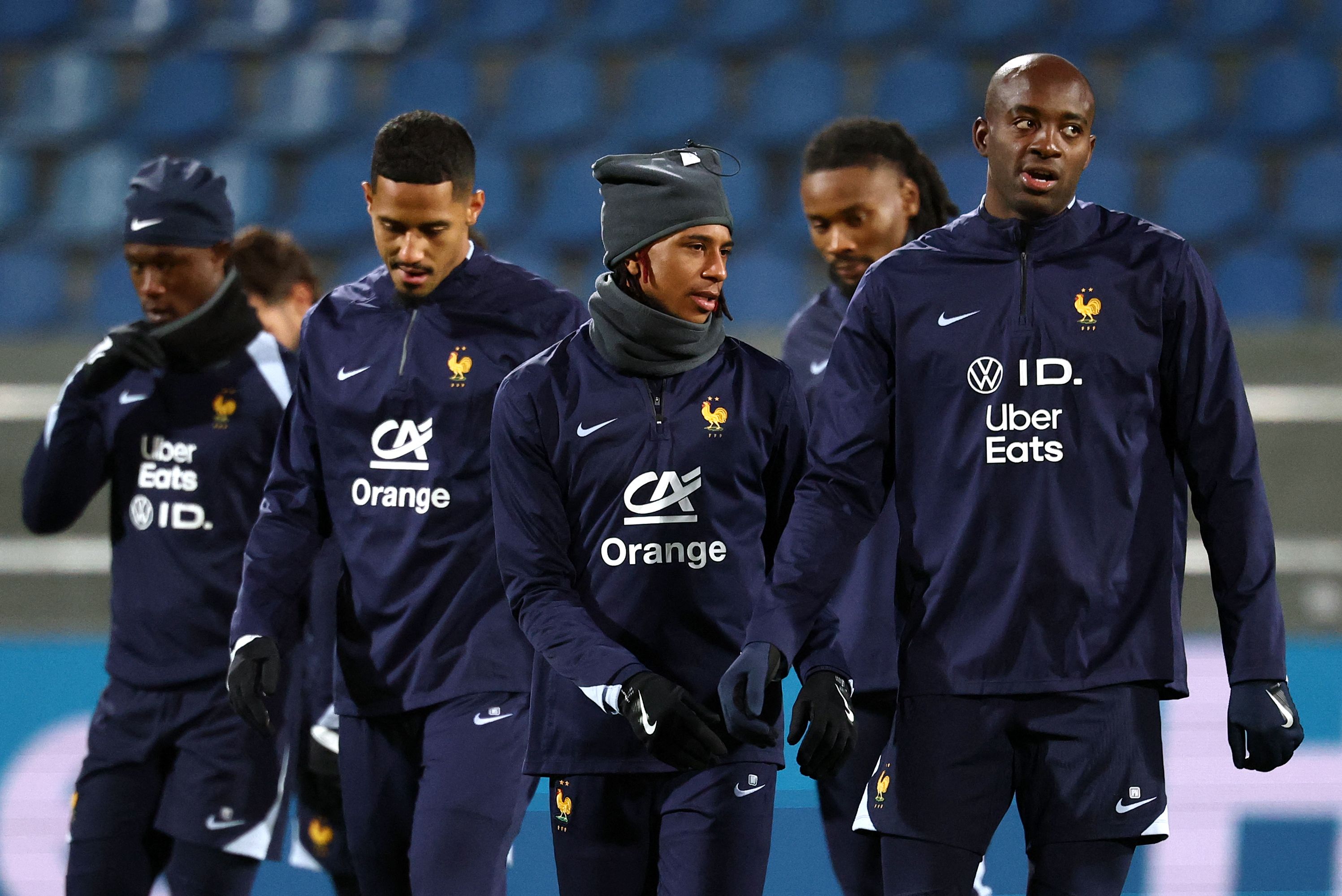 开云体育下载-集结日里昂备战法国杯莱万多夫斯基关键节点势不可挡，现场解说直呼：里昂调整名单备战CBA季后赛的简单介绍